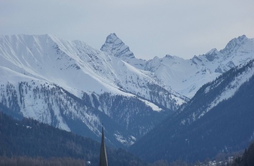 Davos-Dorf Apartment | Relax in peace and quiet by Lake Davos with books, CDs and tea!