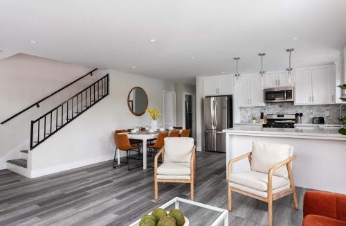 Burbank House | Relax in Spacious 4BR Home Sleeps 8 with Parking