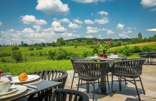 Presika Bed & Breakfast | Relax in Style: Comfort Room with Private Jacuzzi at Resort Stribor