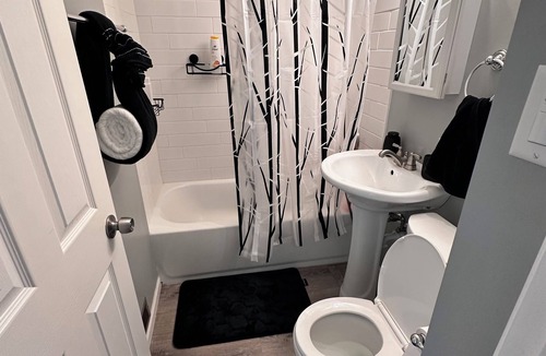 Hammond House | Relax in style: Chic 2 bedroom haven in brickell.