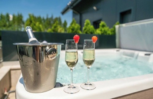 Presika Bed & Breakfast | Relax in Style: Comfort Room with Private Jacuzzi at Resort Stribor