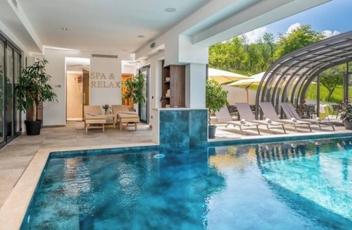 Presika Bed & Breakfast | Relax in Style: Comfort Room with Private Jacuzzi at Resort Stribor