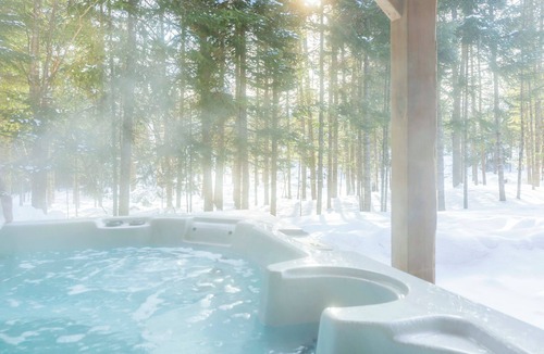 Lac Superieur Village Ski Chalet | ☆ Relax in the heart ♥ of nature with spa and fireplace.
