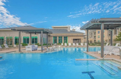 Addicks Apartment | Relax in this Cozy 2BR in the Heart of Houston w/ a Pool