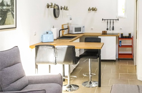 Loge-Fougereuse House | Relax in this quiet and comfortable studio.