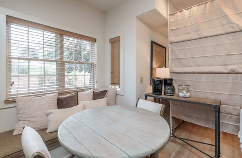 Eatonton Apartment | Relax in this serene environment-golf course views.