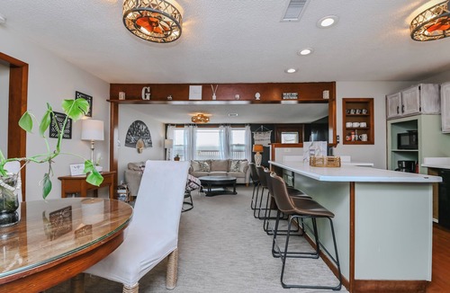 Peoria Heights House | Relax in Waterfront Cottage with Arcade Game & Kayaks Near Dining & Attractions