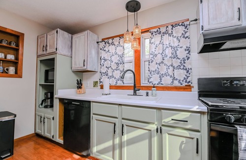 Peoria Heights House | Relax in Waterfront Cottage with Arcade Game & Kayaks Near Dining & Attractions