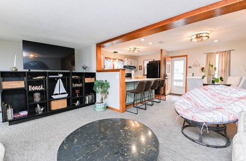 Peoria Heights House | Relax in Waterfront Cottage with Arcade Game & Kayaks Near Dining & Attractions