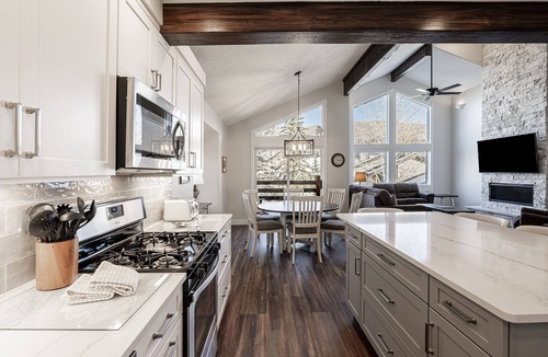 Deer Valley House | Relax in Your Private Hot Tub with Wi-Fi & Tesla Charging Station Access!