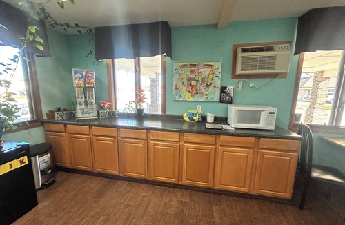 Adair Hotel | Relax Inn and Suite Adair I 80