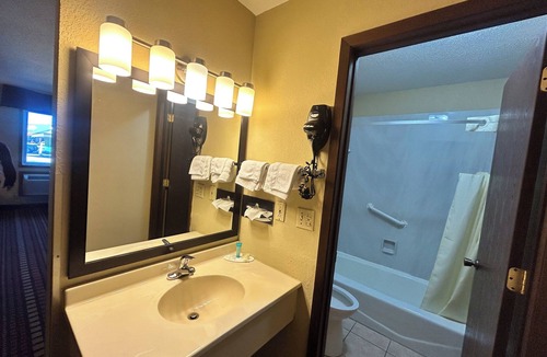 Adair Hotel | Relax Inn and Suite Adair I 80