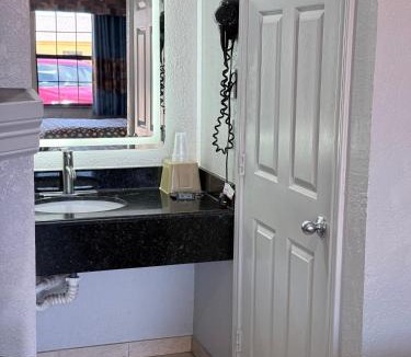 Bryan Hotel | Relax Inn Bryan College Station