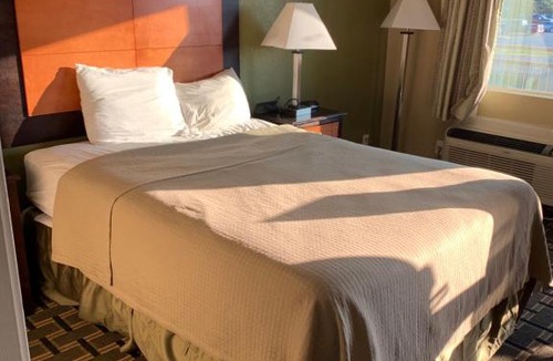 Shell Lake Hotel | Relax Inn Heth