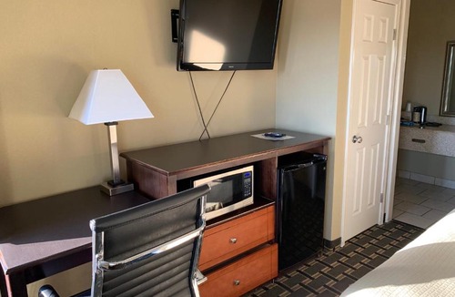 Shell Lake Hotel | Relax Inn Heth