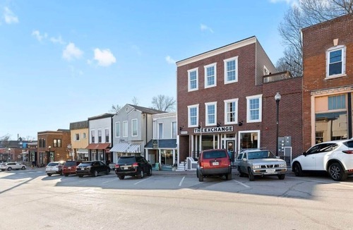 Parkville Apartment | Relax KingBed Walkable to Eateries and Shops