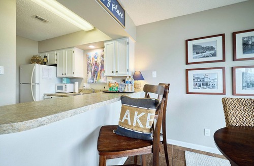 Hot Springs Condo | Relax on private balcony with a stunning view of Lake Hamilton.