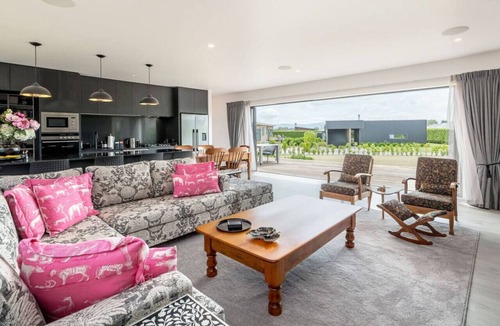 Martinborough Apartment | Relax on the Deck, Martinborough