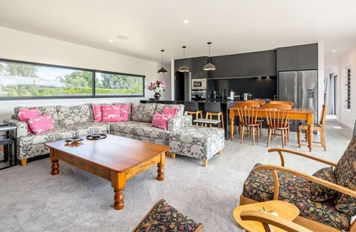 Martinborough Apartment | Relax on the Deck, Martinborough