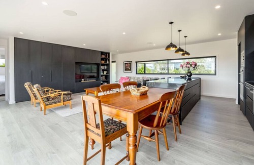 Martinborough Apartment | Relax on the Deck, Martinborough