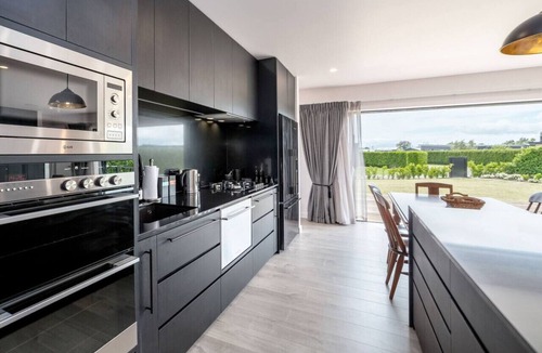 Martinborough Apartment | Relax on the Deck, Martinborough