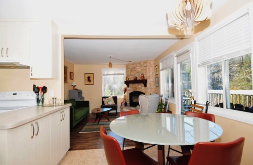 Val-des-Monts Cottage | Relax on the Shores of Charming Lac McArthur
