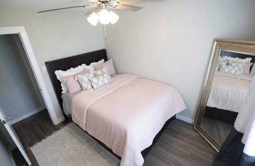 Carolyn Estates House | Relax on Waterfront of Cedar Creek Lake Sleeps 12
