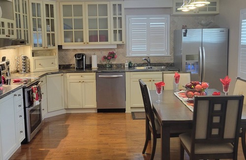 Fort Erie House | Relax or Play at Apple Orchard Lane.