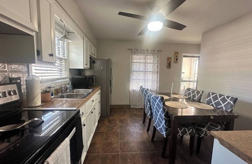 Waukegan House | Relax & Play ! 9 Minutes from Naval Base Station