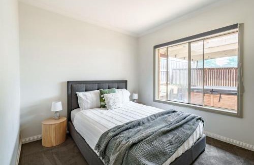 Clifton Springs House | Relax Play and Unwind Spacious Home with Yard