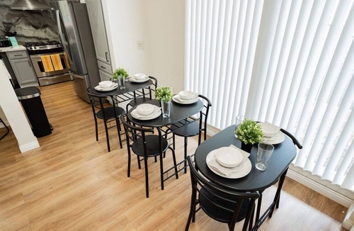 Beverly Green House | Relax & Play: Private Modern Stay & Chef's Kitchen