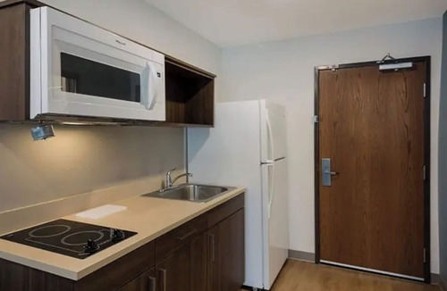 Austin Hotel | Relax & Recharge in 2 Queen Room, Full Kitchen & Free Parking Near Downtown