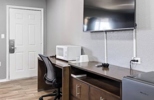 Cleburne Hotel | Relax + Recharge in Budget-Friendly King Room Near Local Attractions