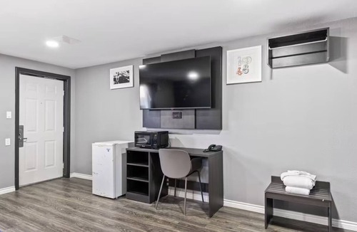Cleburne Hotel | Relax + Recharge in Budget-Friendly King Room Near Local Attractions
