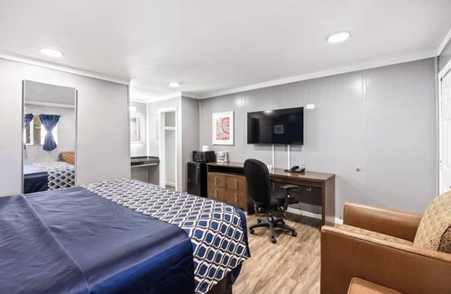 Cleburne Hotel | Relax + Recharge in Budget-Friendly King Room Near Local Attractions