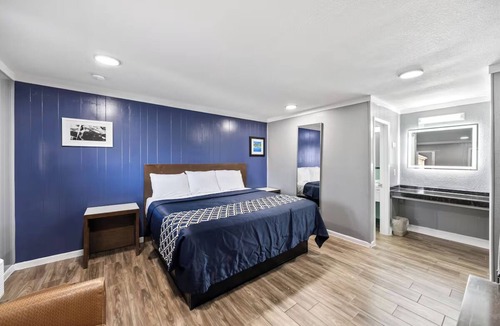 Cleburne Hotel | Relax + Recharge in Budget-Friendly King Room Near Local Attractions