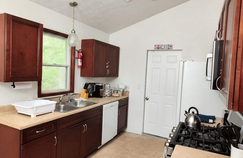 Irondale House | Relax & Recharge Near Atlanta Airport+FIFA+Nascar Racing+Game Rm