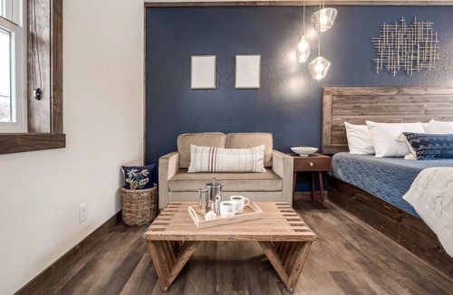 Prescott Hotel | Relax & Refresh | Free Parking & Extra Vanity