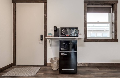 Prescott Hotel | Relax & Refresh | Free Parking & Extra Vanity