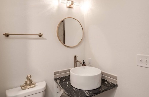 Prescott Hotel | Relax & Refresh | Free Parking & Extra Vanity