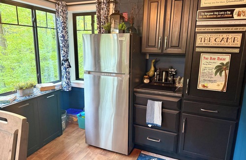 Leicester Cottage | “Relax, Refresh, Unwind “ small quiet camp on Fern Lake
