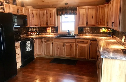 Leicester Cottage | “Relax, Refresh, Unwind “ small quiet camp on Fern Lake