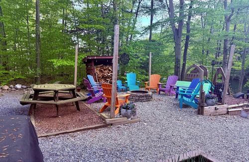 Leicester Cottage | “Relax, Refresh, Unwind “ small quiet camp on Fern Lake