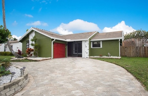 Sunrise House | Relax . safe .shopping ,quiet environment , pool table swimming pool