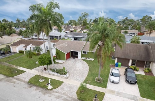 Sunrise House | Relax . safe .shopping ,quiet environment , pool table swimming pool