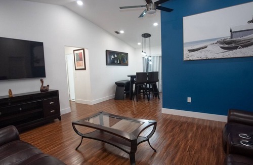 Sunrise House | Relax . safe .shopping ,quiet environment , pool table swimming pool