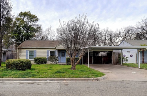 River Oaks House | Relax, Snap, and Stream In Style. Spacious 4 King Bed Room w/Game Room.