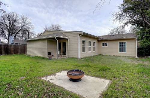 River Oaks House | Relax, Snap, and Stream In Style. Spacious 4 King Bed Room w/Game Room.