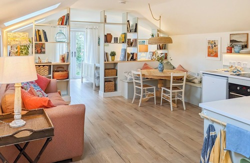 Eaton Mascott Cottage | Relax, switch off, and reconnect in this inviting Shropshire studio.