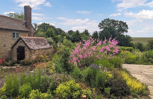 Eaton Mascott Cottage | Relax, switch off, and reconnect in this inviting Shropshire studio.